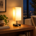 Lampe sur une étagère dans un salon chic le soir