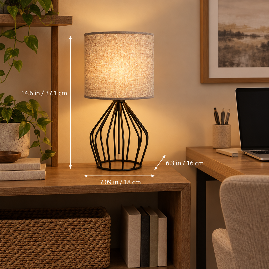 Lampe sur une étagère près d’un bureau